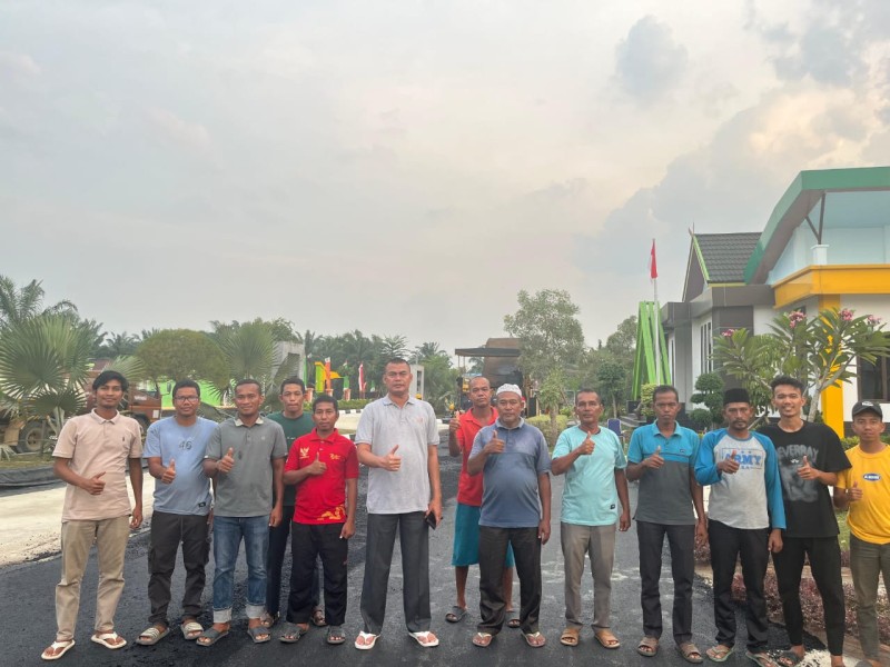 Gerakan Kades Sontang, Aspal Komplek Kantor Dengan Dana Pribadi