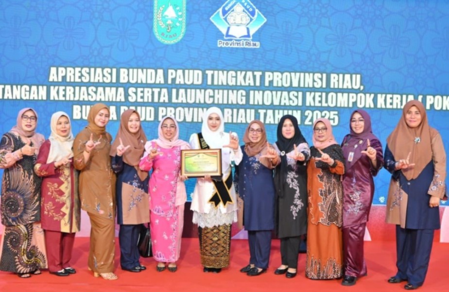 Air Mata Haru Iringi Penghargaan Bunda PAUD Riau 2025 : Perjuangan Almarhumah Hj. Basyariah Bistamam Dikenang