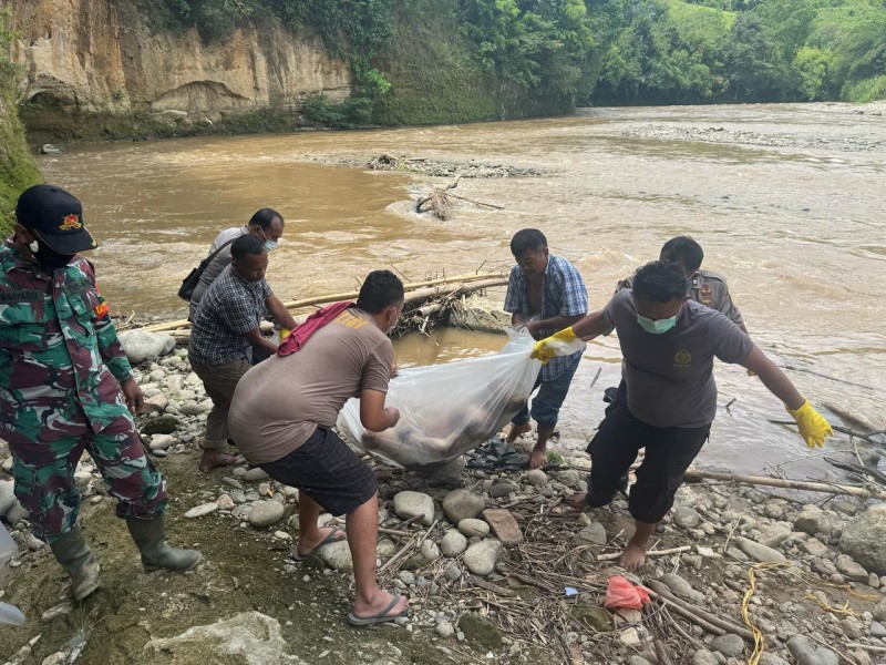 Mayat Mr X di Sungai Lae Renun di Evakuasi, Kapolsek : Harap Melapor Jika Ada Anggota Keluarga Mengilang