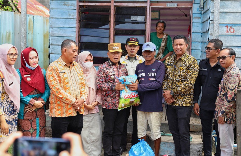 Bupati Meranti Tinjau Rumah Warga Roboh Diterjang Angin Kencang, Perintahkan Pembangunan Ulang Secara Cepat