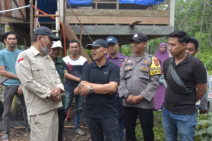 Wabup Bagus Santoso Tinjau Usaha Peternak Ayam Potong Desa Pangkalan Batang Barat