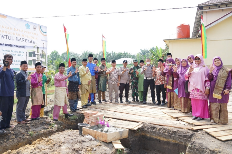 Dihadiri Kasi Kesra Kantor Camat Mandau, SMAN 9 Lakukan Peletakan Peletakan Batu Pertama Pembangunan Mushalla Tis'Atul Barokah