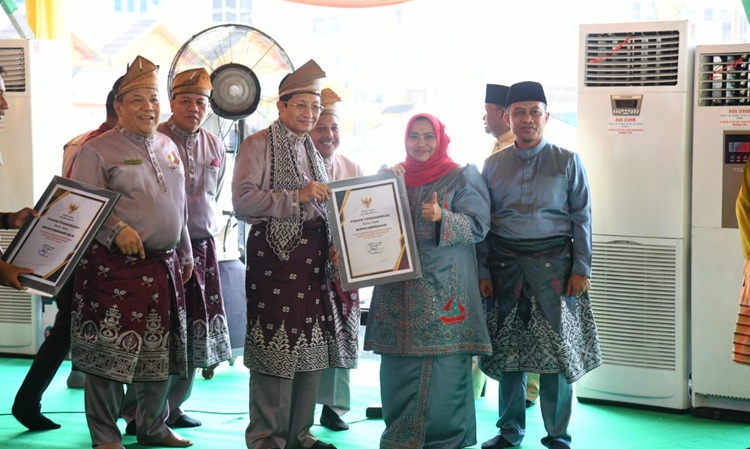 Bupati Bengkalis Terima Penghargaan Menag atas Dukungan Program Masjid Ramah Pemudik