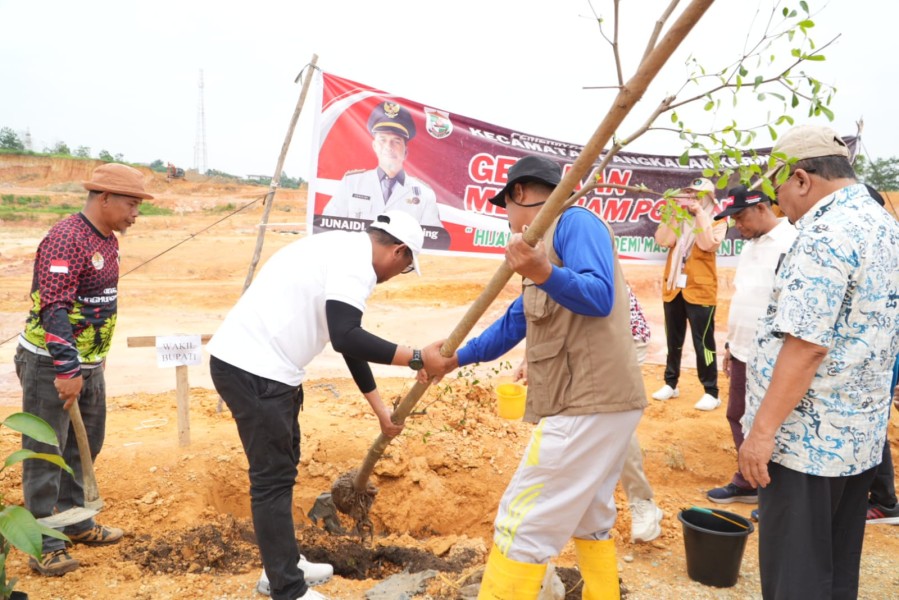 Hadir diacara Gerakan Menanam Pohon di TPU KM 55, Bupati Ajak Masyarakat Cintai Bumi