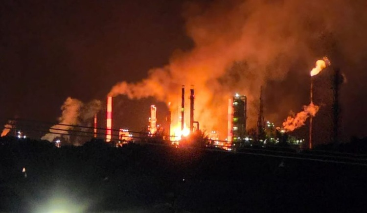 Dentum Malam di Dumai: Warga Panik, Kilang Pertamina RU II Dilalap Api
