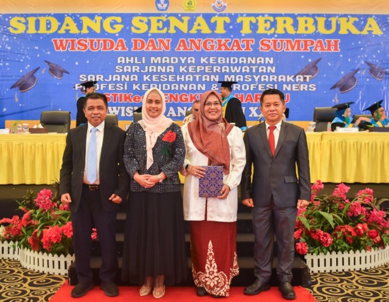 Anggota DPR RI Dr Karmila Sari Hadiri Wisuda Akbar Stikes Tengku Maharatu,  LLDIKTI XVII Terbitkan Rekomendasi Jadi Universitas