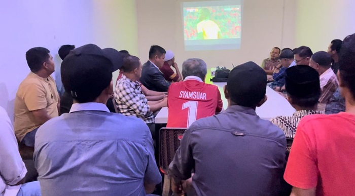 Semangat Syamsuar dan Pendukung Ditengah Nobar Pertandingan Timnas vs Australia