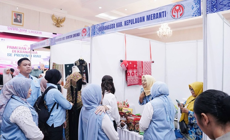 Produk Sagu Meranti Curi Perhatian Selvi Gibran di Pameran Dekranasda Riau
