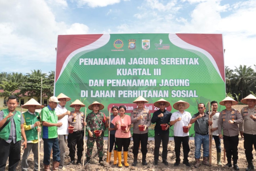 Polres Pelalawan Lakukan Penanaman Jagung Kuartal III Serentak di Lahan Perhutanan Sosial