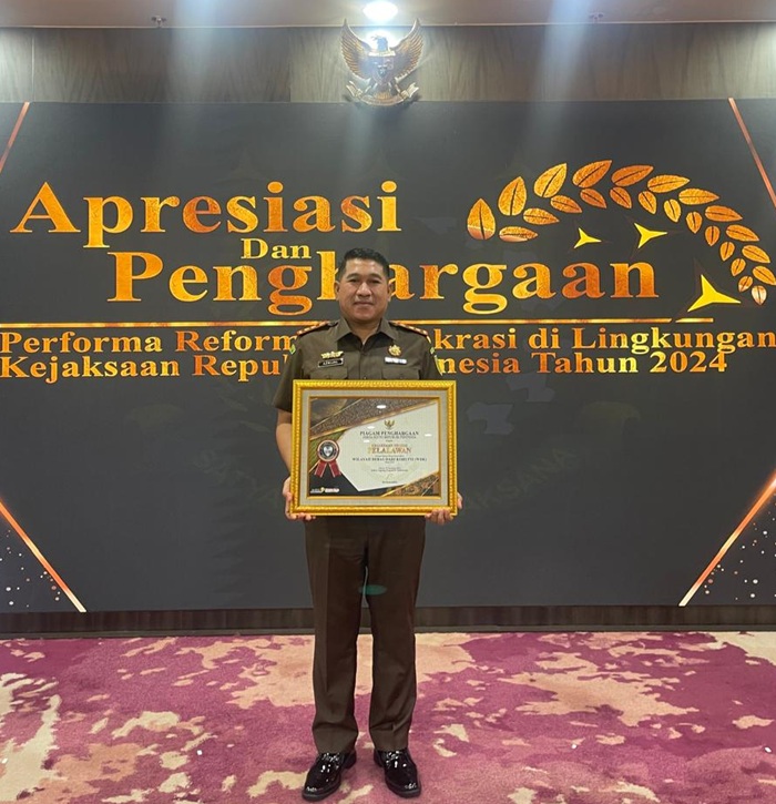 Kejari Pelalawan Terima Penghargaan WBK Dari Kejaksaan Agung