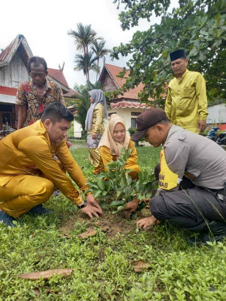 Dukung Program Penghijauan, Polsek Simpang Kanan Lakukan Penanaman Pohon