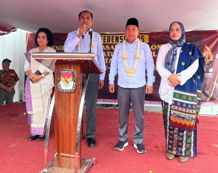 Diantar Ribuan Pendukung, Pasangan Pelangi Danjor Nababan-Azhar Bintang Mendaftar di KPUD Dairi