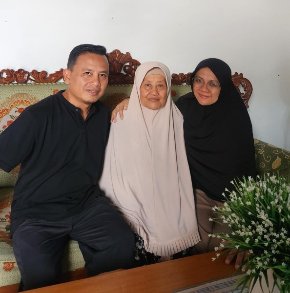 Afni Temui Ibu Mertua di Tegal, Jawa Tengah Usai Memenangkan Pilkada Siak