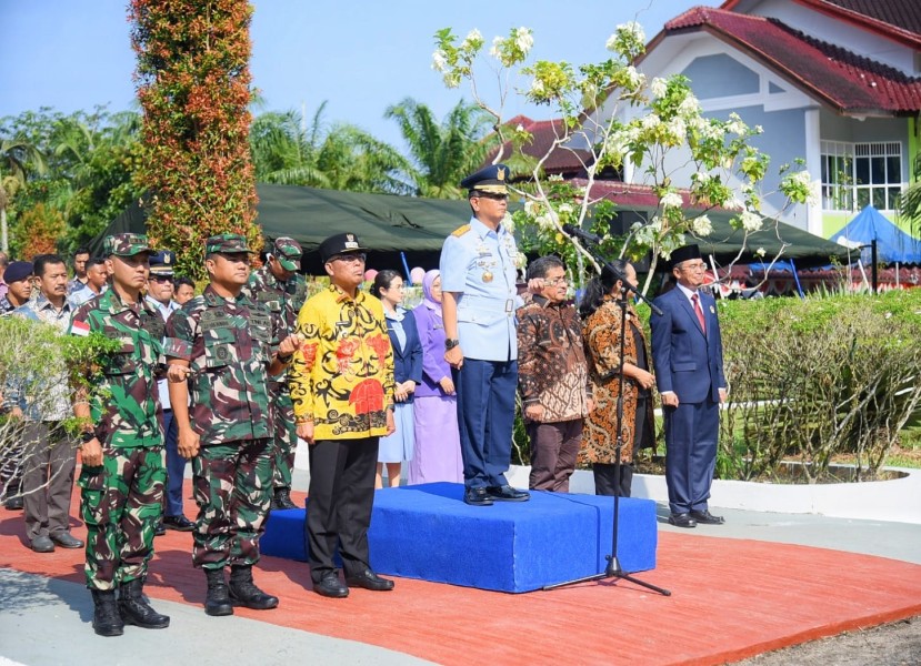 410 Orang Murid SMA N 1 Matauli Dikukuhkan , Pj Bupati Tapteng Serahkan Beasiswa        