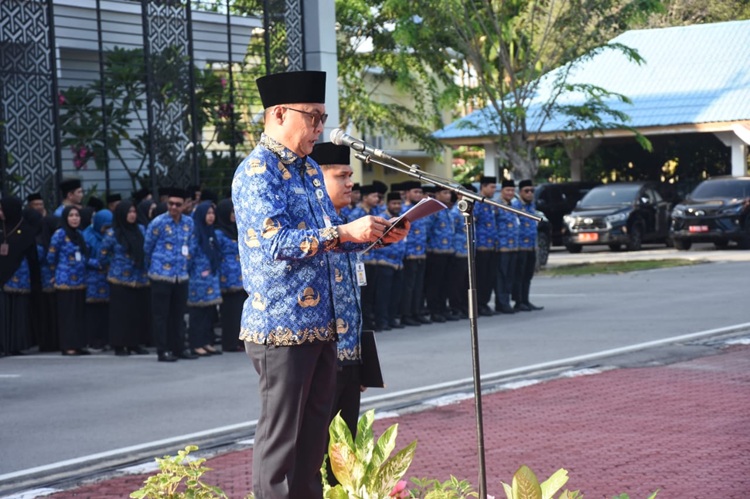 Sekda Ersan Pimpin Upacara Peringatan HUT RI Ke-80 Di Halaman Kantor Bupati Bengkalis