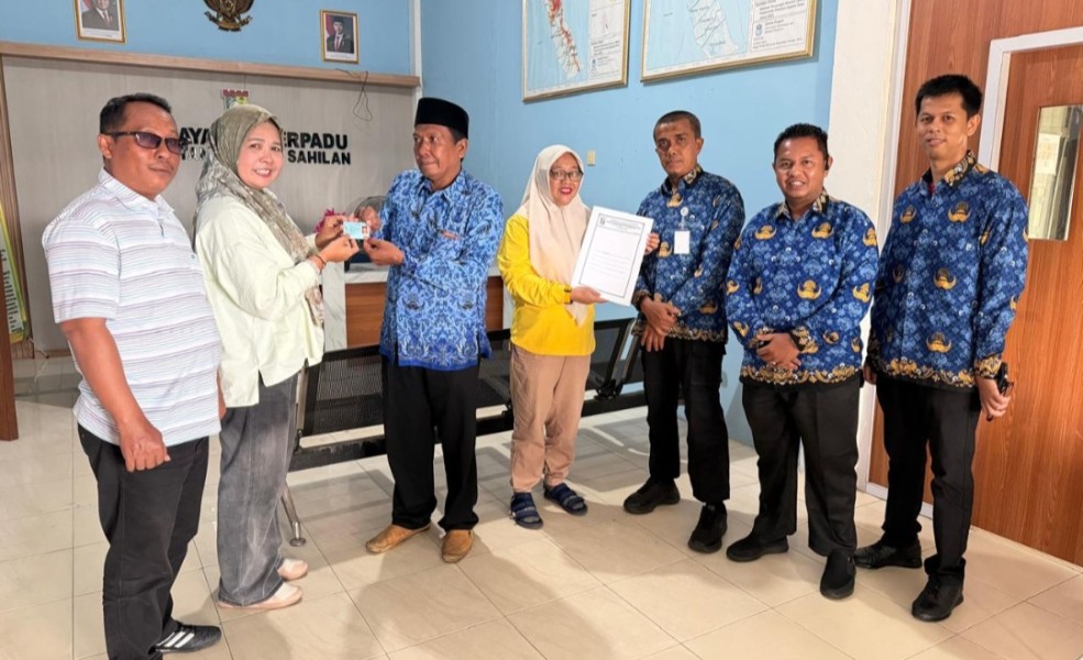 Disdukcapil Kampar Serahkan Dokumen Kependudukan Warga Desa Pemekaran