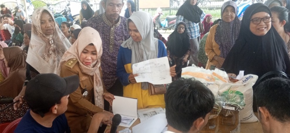 Lurah Bagan Timur dan Bagan Barat Mulai Salurkan Bantuan Beras Bulog dan Minyak Goreng Kepada Masyarakat