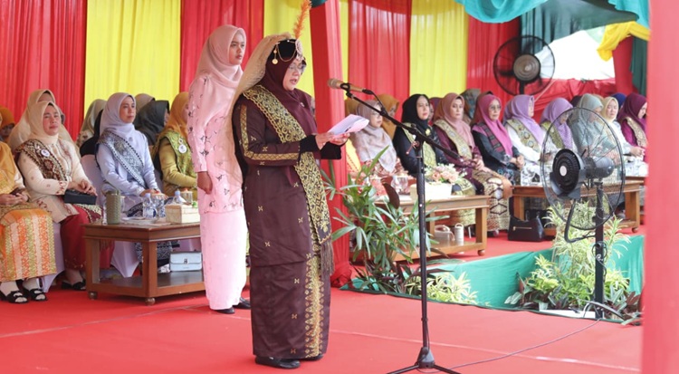 Berbaju Melayu Sultanah Latifah, Bupati Afni Pimpin Upacara HUT Siak, Suarakan Kesetiaan dan Keadilan