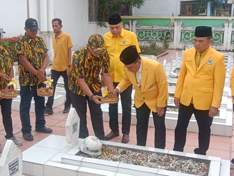 HUT ke-62 Golkar, Bistamam Pimpin Ziarah ke Makam Pahlawan di Rohil