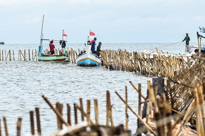 Mantan Menteri Kelautan Freddy Numberi Komisaris Perusahaan Pemilik Sertifikat di Laut Tangerang