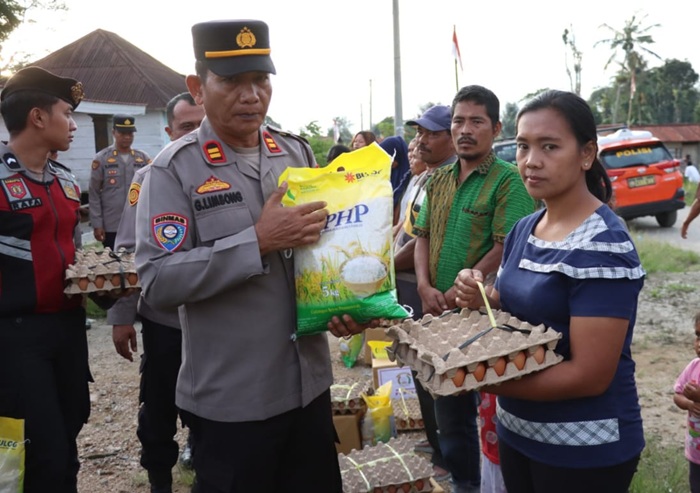 Polres Dairi Serahkan Bantuan Untuk Korban Angin Puting Beliung di Desa Bintang