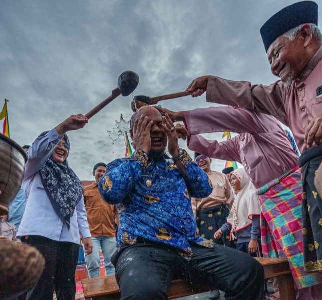Meriah, Petang Megang Perdana Depan Istana Siak, Afni Mandikan Wabup