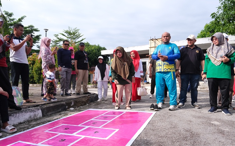 Bupati Ikut Berbaur Permainan Tradisional Bersama Warga Siak di Rumah Rakyat