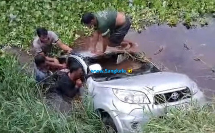 Mobil Rush Terjun ke Kanal, Dua Nyawa Melayang di Jalan Koridor RAPP