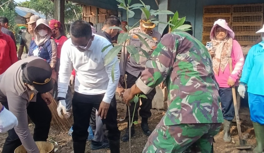Bupati dan Wabup Pelalawan Gotong Royong Bersama TNI-Polri di Pasar Baru