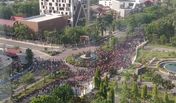 Ribuan Masyarakat Petani Kawasan TNTN Kepung Kantor Gubernur Riau