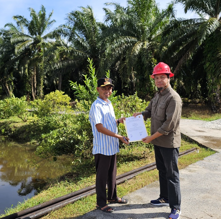 Bantuan Tiang Listrik PT BSP Selamatkan Warga Kampung Bandar Pedada dari Bahaya