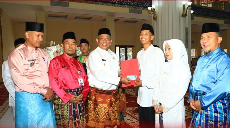 Pemkab Rohul dan Kemenag Gelar Nikah Massal, Warnai Semangat HUT RI ke-80