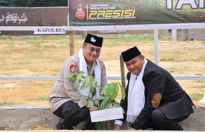 Kapolres Rohil Tanam Pohon di Pesantren, Dorong Santri Peduli Lingkungan