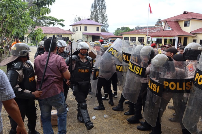 Aparat Keamanan Dari Polres Dairi Tangkap Perusuh Pilkada.