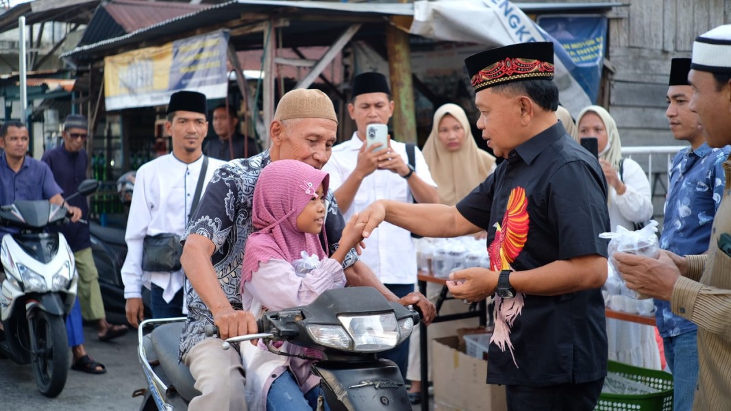 Hangatnya Ramadan, Bupati Asmar Turun ke Jalan Bagikan 1.800 Takjil