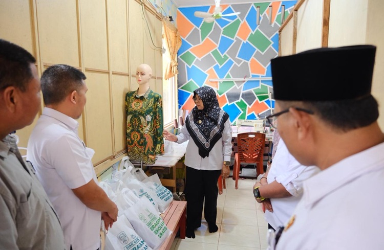 Cerita Penjahit di Siak Meraup Untung dari Program Baju Sekolah Gratis