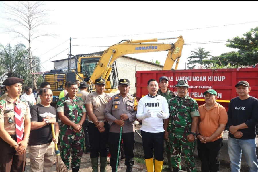 Wabup Husni Tamrin Bersama Polres Pelalawan Gotong Royong Bersihkan Pasar Baru Pangkalan Kerinci