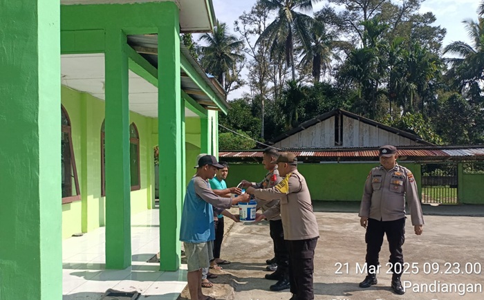 Bulan Suci Ramadhan, Polsek Parongil Gotong Royong Bersihkan Masjid Al-Mukhlisin dan Serahkan Bantuan Cat