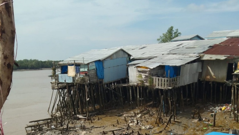 Empat Rumah Terseret Sungai, Abrasi Terjang Kuala Enok