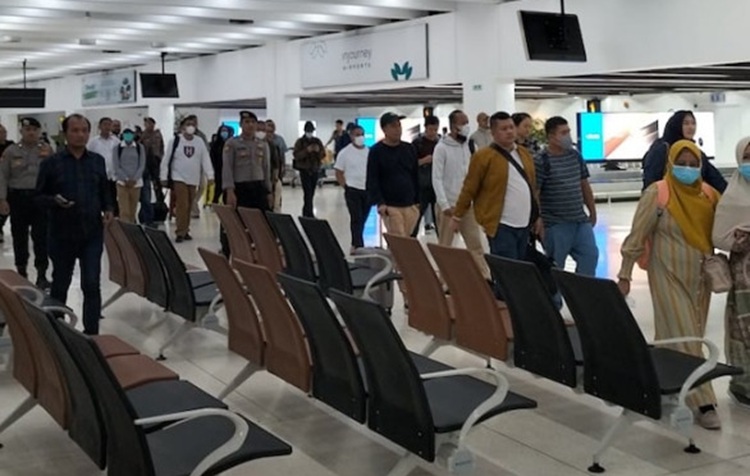 Gubernur Riau Abdul Wahid Ikut Dibawa KPK ke Jakarta Usai OTT di Pekanbaru