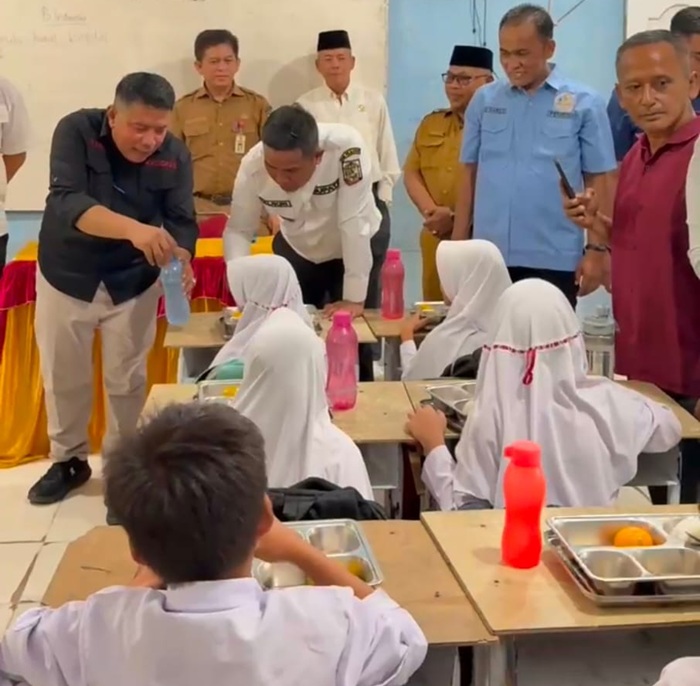 Bupati Zukri Luncurkan Program Makan Bergizi Gratis di SDN 005 Desa Makmur, Tinjau Langsung Dapur SPPG