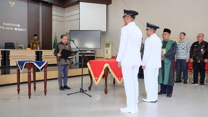 Lantik Pj Kepala Desa Mengkopot dan Baran Melintang, Sekda Meranti Minta Munculkan Inovasi dan Pembaharuan Desa