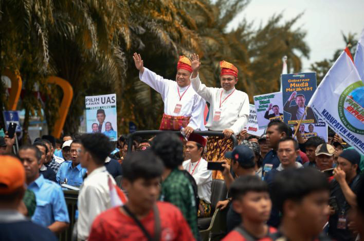 Mendaftar ke KPU, Pasangan Abdul Wahid-SF Hariyanto di Supiri UAS