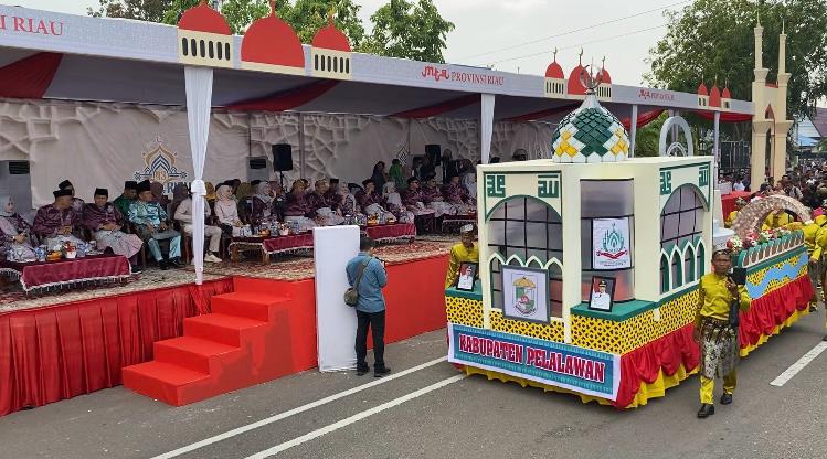 Bupati dan Wakil Bupati Pelalawan Hadiri Pelepasan Pawai Ta’aruf MTQ ke-43 Tingkat Provinsi Riau di Bengkalis