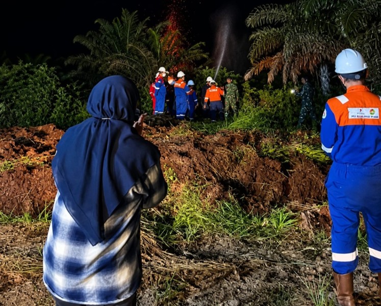 Hingga Dini Hari Bupati Siak Pimpin Pemadaman Karhutla, Menjaga Sumur Minyak BSP