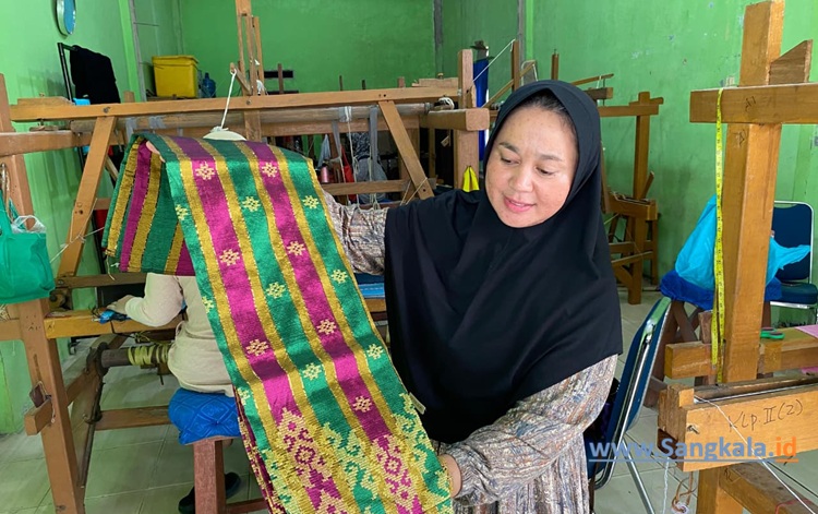 Rumah Tenun Pulau Payung Jadi Penggerak Ekonomi Masyarakat Berbasis Pemberdayaan Potensi Lokal di Kabupaten Pelalawan