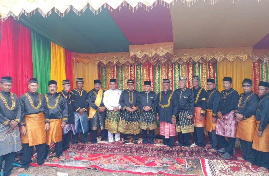 Ayatullah Kumaini Dilantik Jadi Datuk Tumenggung Suku Piliang Lubuk Bendahara