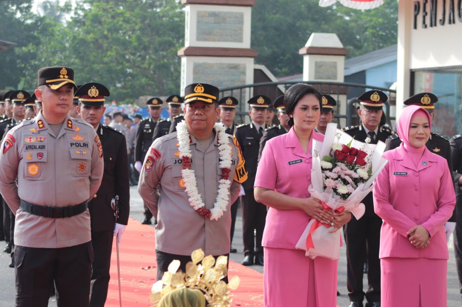 Polres Pelalawan Gelar Upacara Parawell Parade Kenal pamit Kapolres
