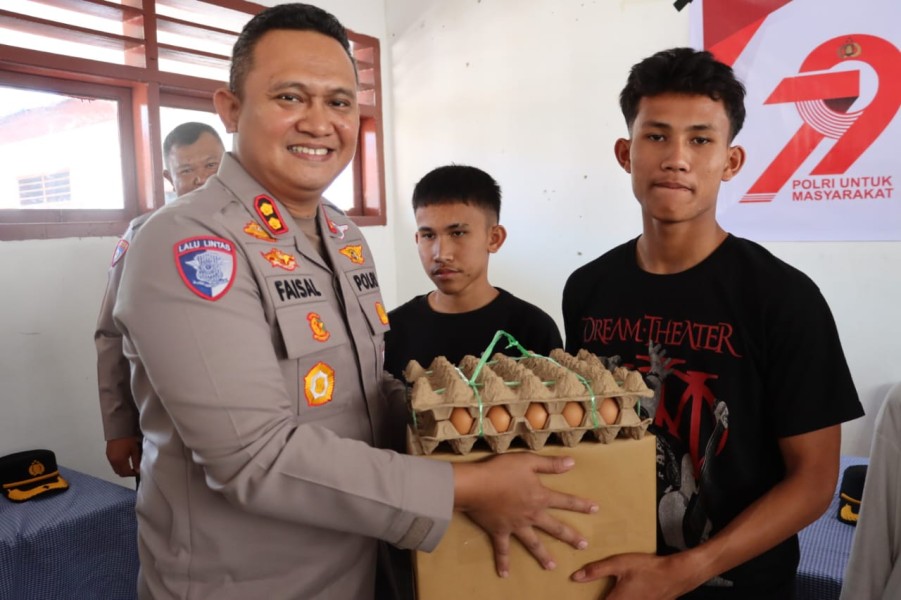 Rangkaian HUT Bhayangkara ke-79, Polres Dairi Serahkan Bantuan ke Anak Yatim.
