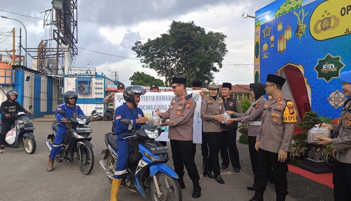 Polres Bengkalis Sebar Bantuan Sosial dan Rezeki Lewat Bagi-Bagi Takjil